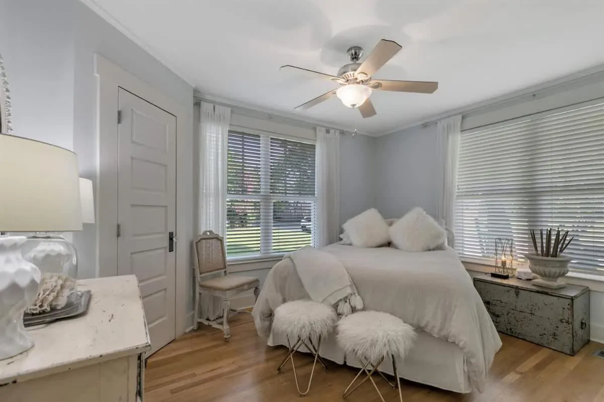 Bed in Clover Haus 2 Blks to Main St with Pool and Spa!