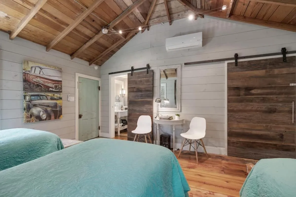 Bed in Clover Haus 2 Blks to Main St with Pool and Spa!