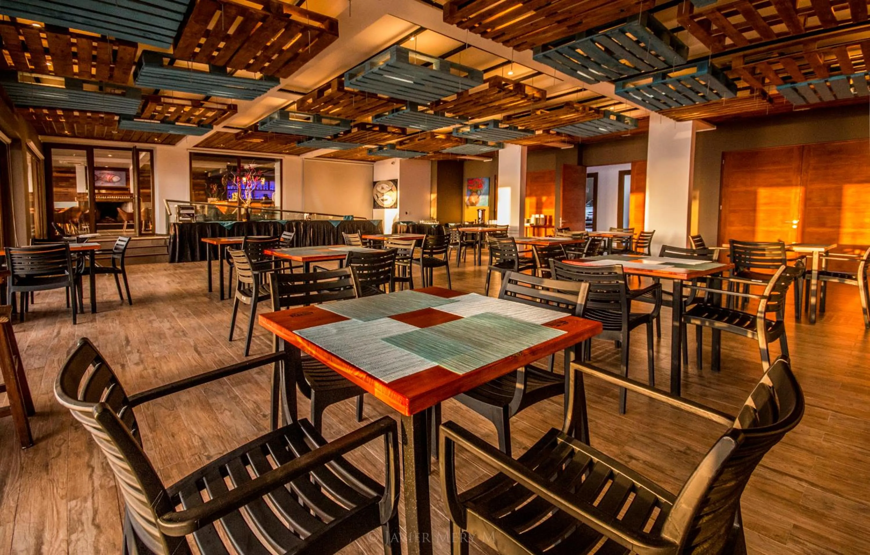 Restaurant/places to eat in Hotel Mae