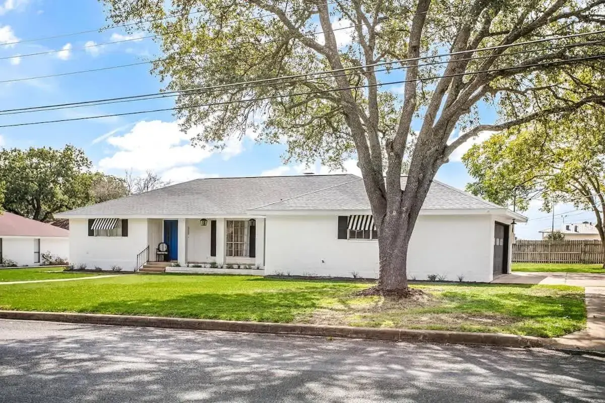 A Crystal Place Hot Tub 1 Blk off Main St! A Crystal Place Hot Tub 1 Blk off Main St!