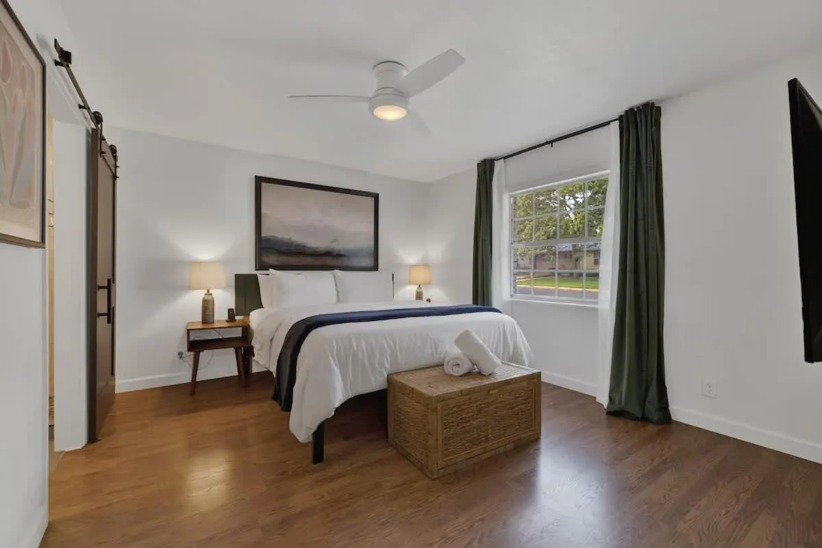 Bed in Elegant and Stylish Glenmoor Abode - 5 min to Town