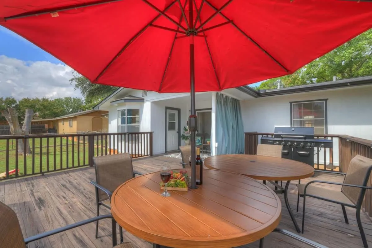 Day in Elegant and Stylish Glenmoor Abode - 5 min to Town