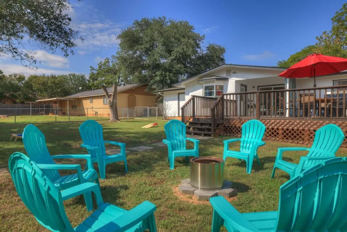 Property building in Elegant and Stylish Glenmoor Abode - 5 min to Town