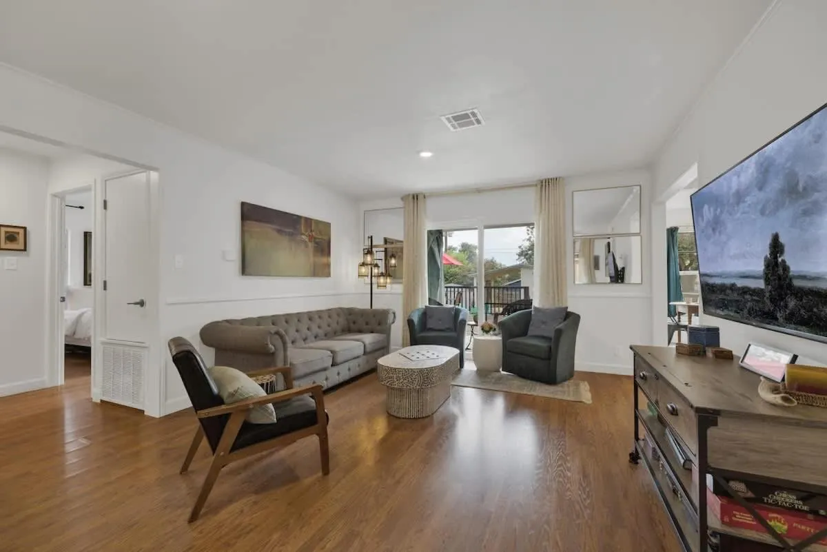 TV and multimedia in Elegant and Stylish Glenmoor Abode - 5 min to Town