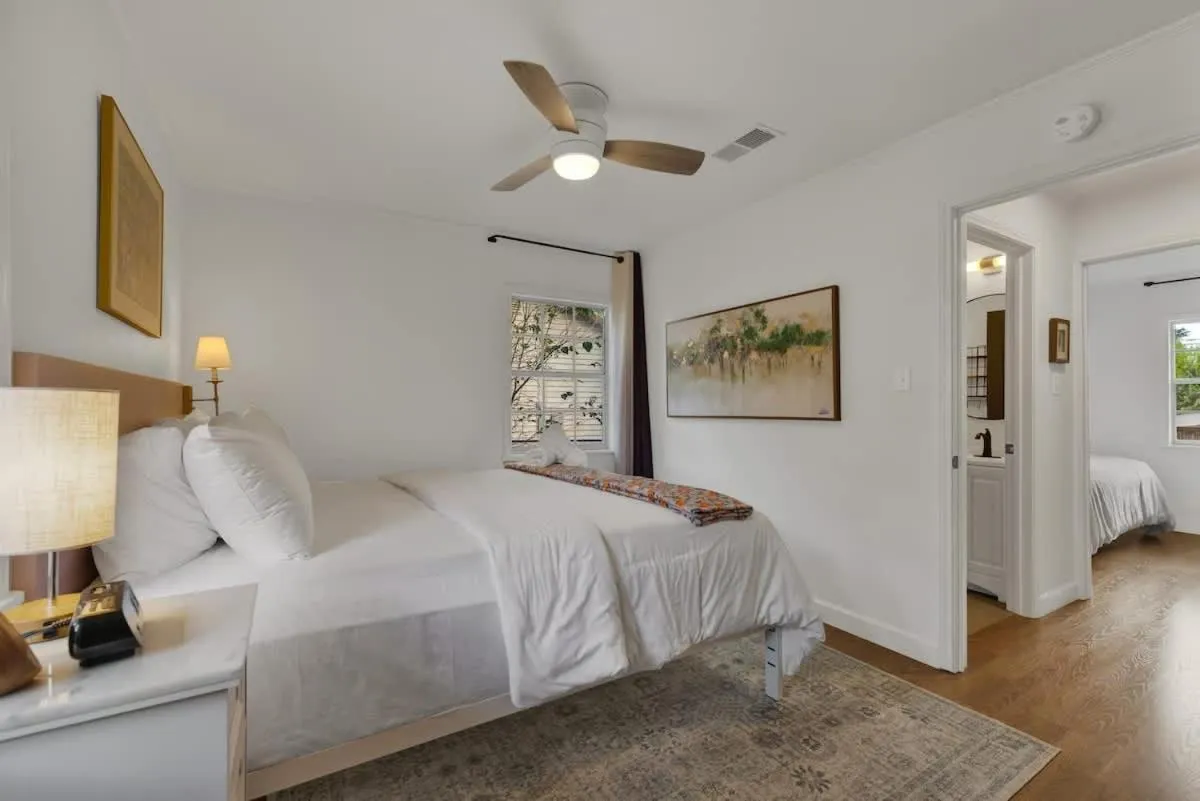 Bed in Elegant and Stylish Glenmoor Abode - 5 min to Town