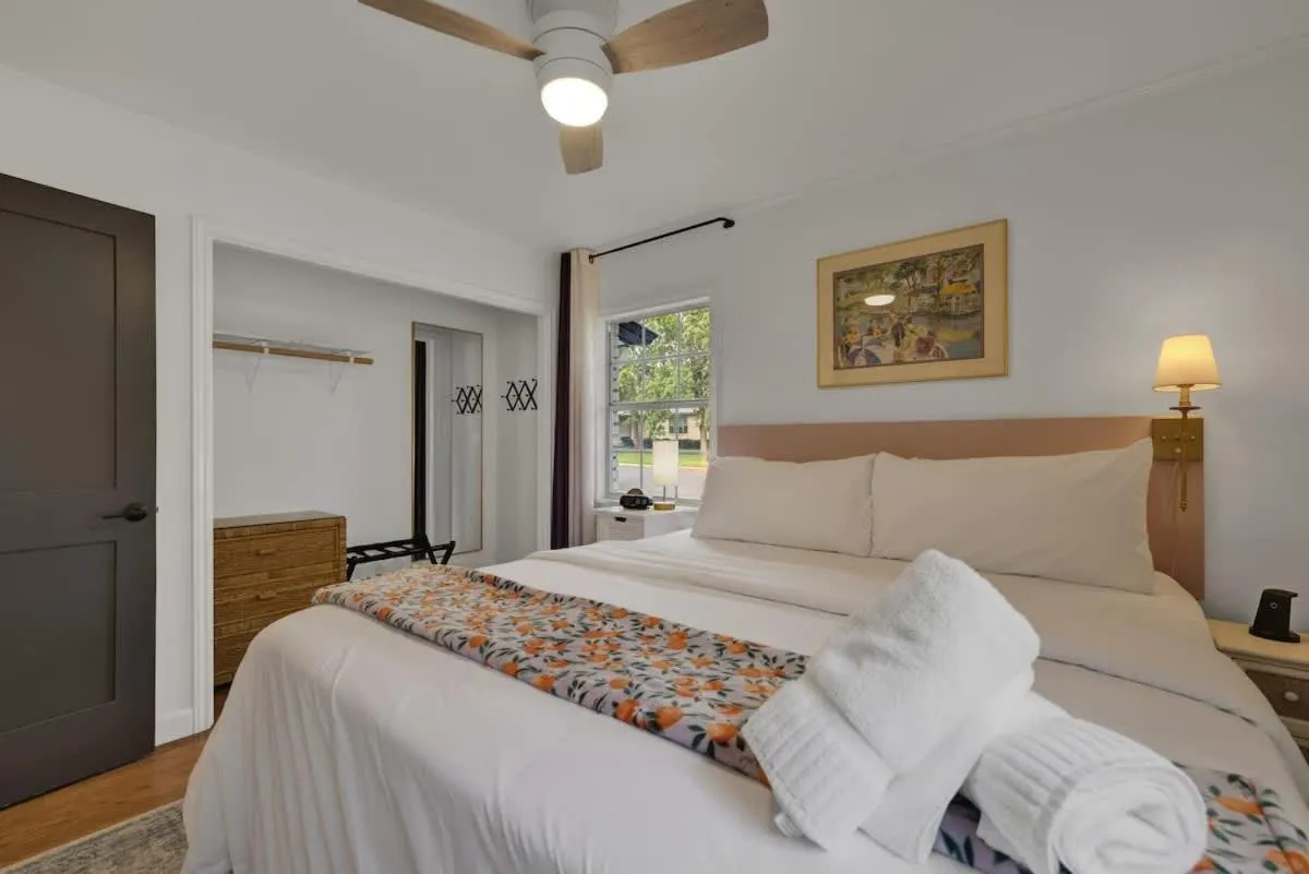 Bed in Elegant and Stylish Glenmoor Abode - 5 min to Town