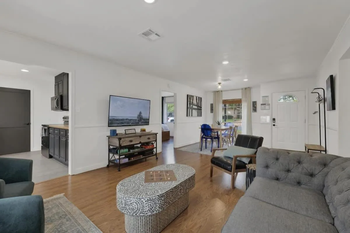 TV and multimedia in Elegant and Stylish Glenmoor Abode - 5 min to Town