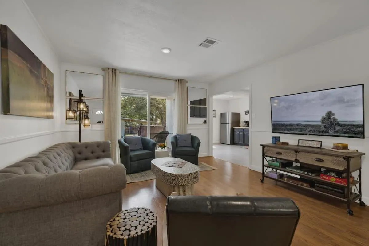 TV and multimedia in Elegant and Stylish Glenmoor Abode - 5 min to Town