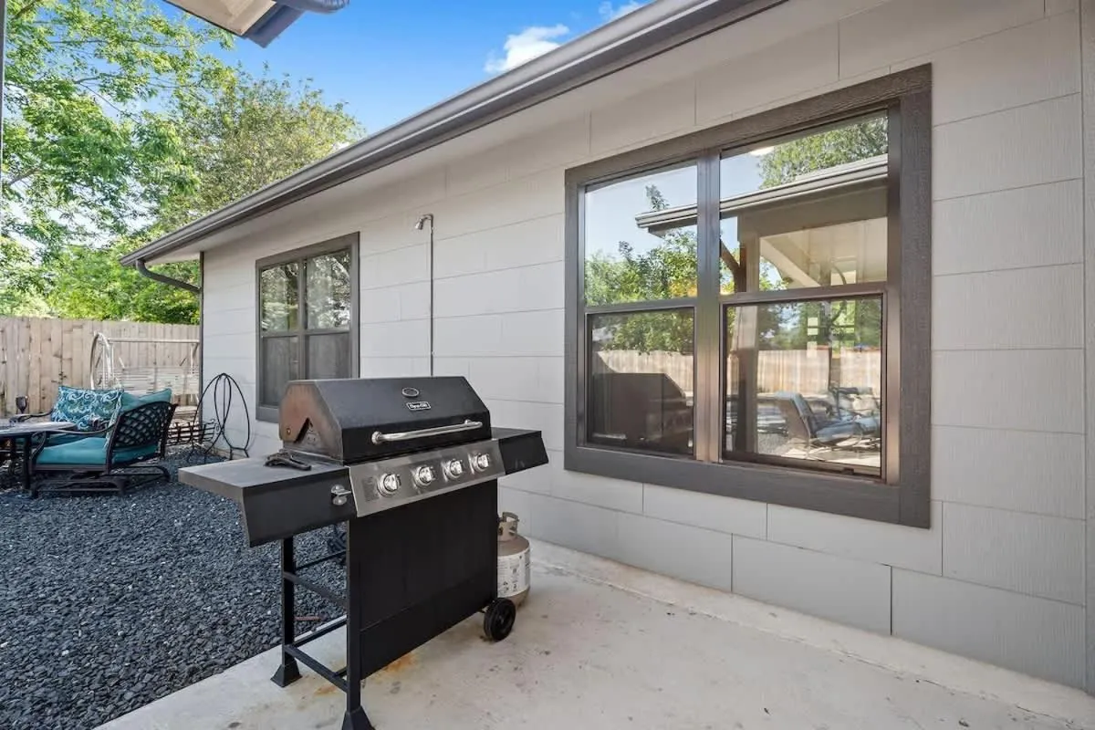 Property building in Das Weinhaus Pool & Hot Tub - Walk to Main St