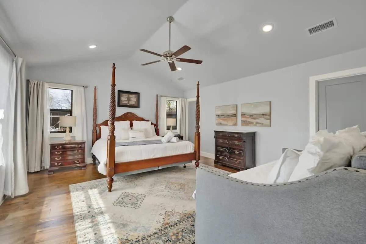 Bed in Das Weinhaus Pool & Hot Tub - Walk to Main St