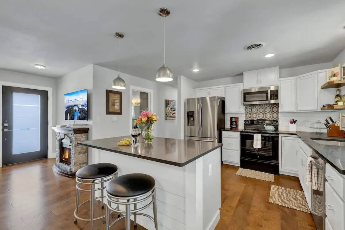 TV and multimedia in Das Weinhaus Pool & Hot Tub - Walk to Main St