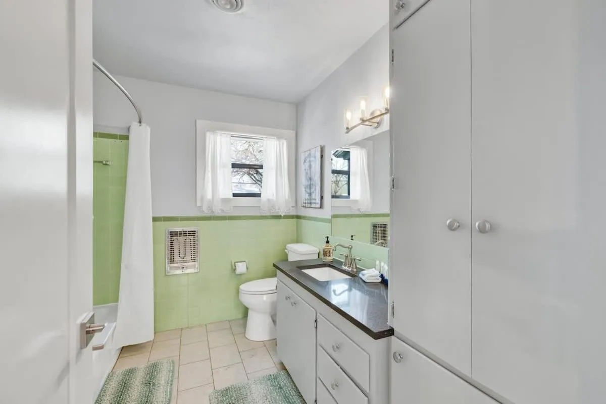 Toilet in Das Weinhaus Pool & Hot Tub - Walk to Main St