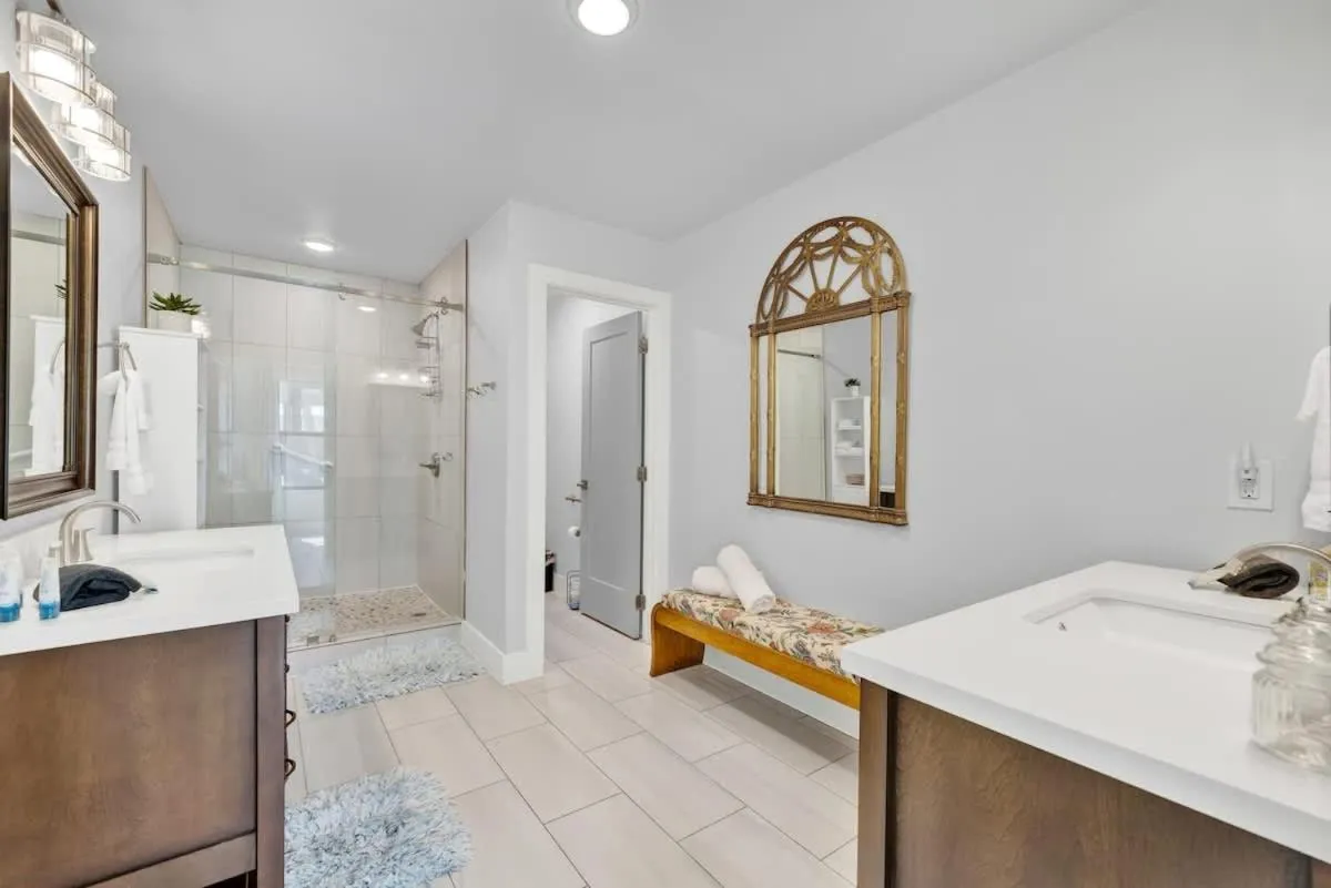 Shower in Das Weinhaus Pool & Hot Tub - Walk to Main St