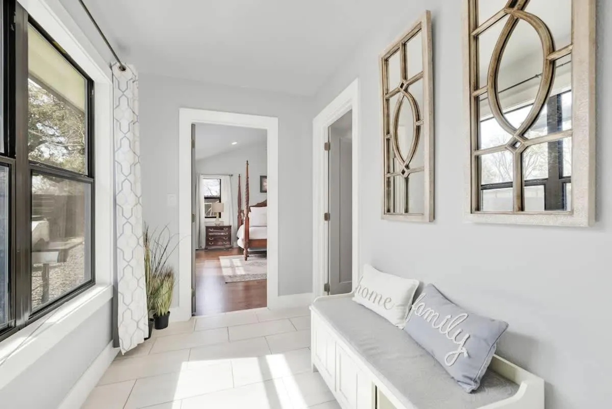 Bed in Das Weinhaus Pool & Hot Tub - Walk to Main St