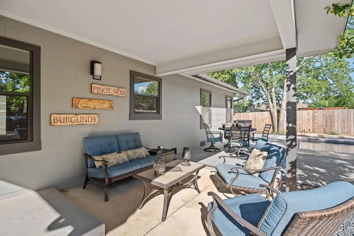 Day in Das Weinhaus Pool & Hot Tub - Walk to Main St