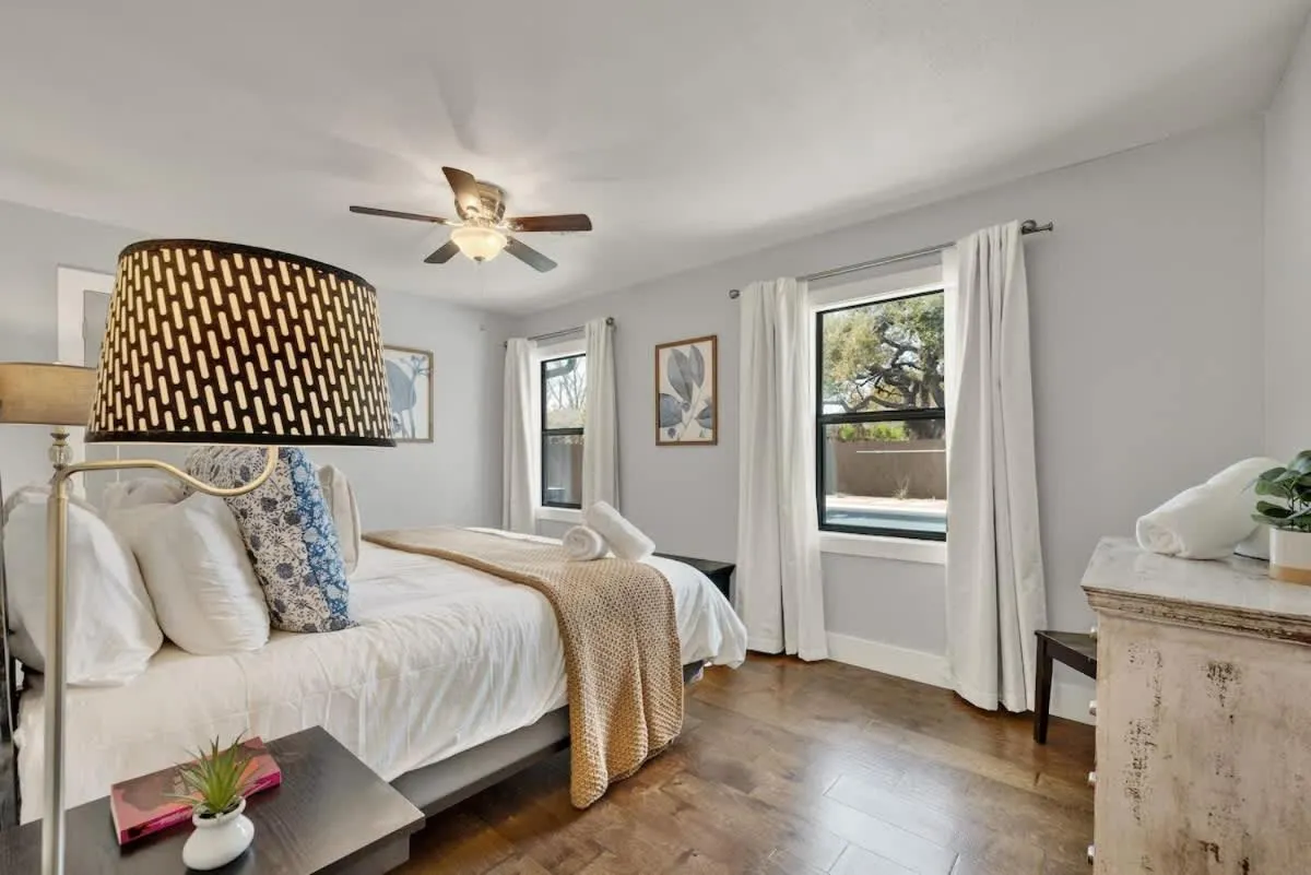 Bed in Das Weinhaus Pool & Hot Tub - Walk to Main St