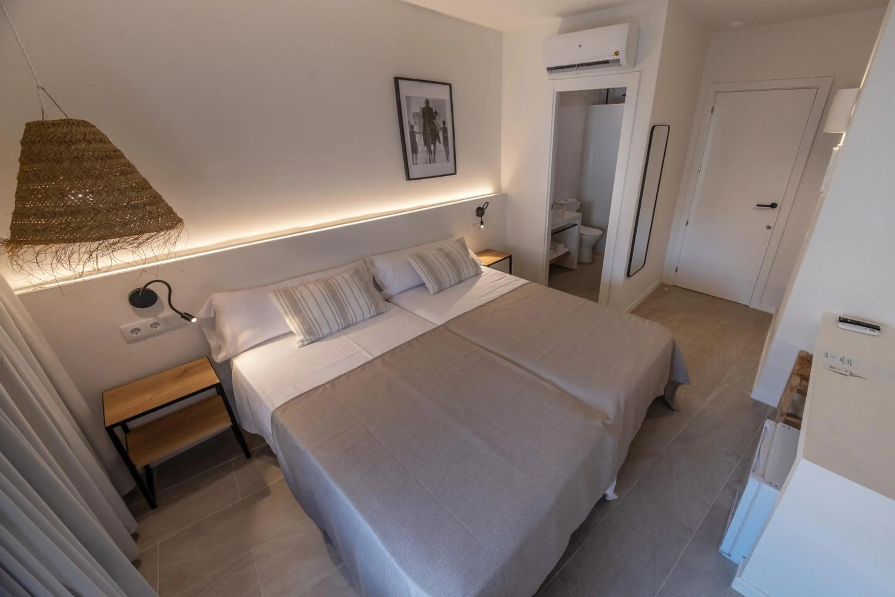 Bedroom, Bed in Tres Tocs