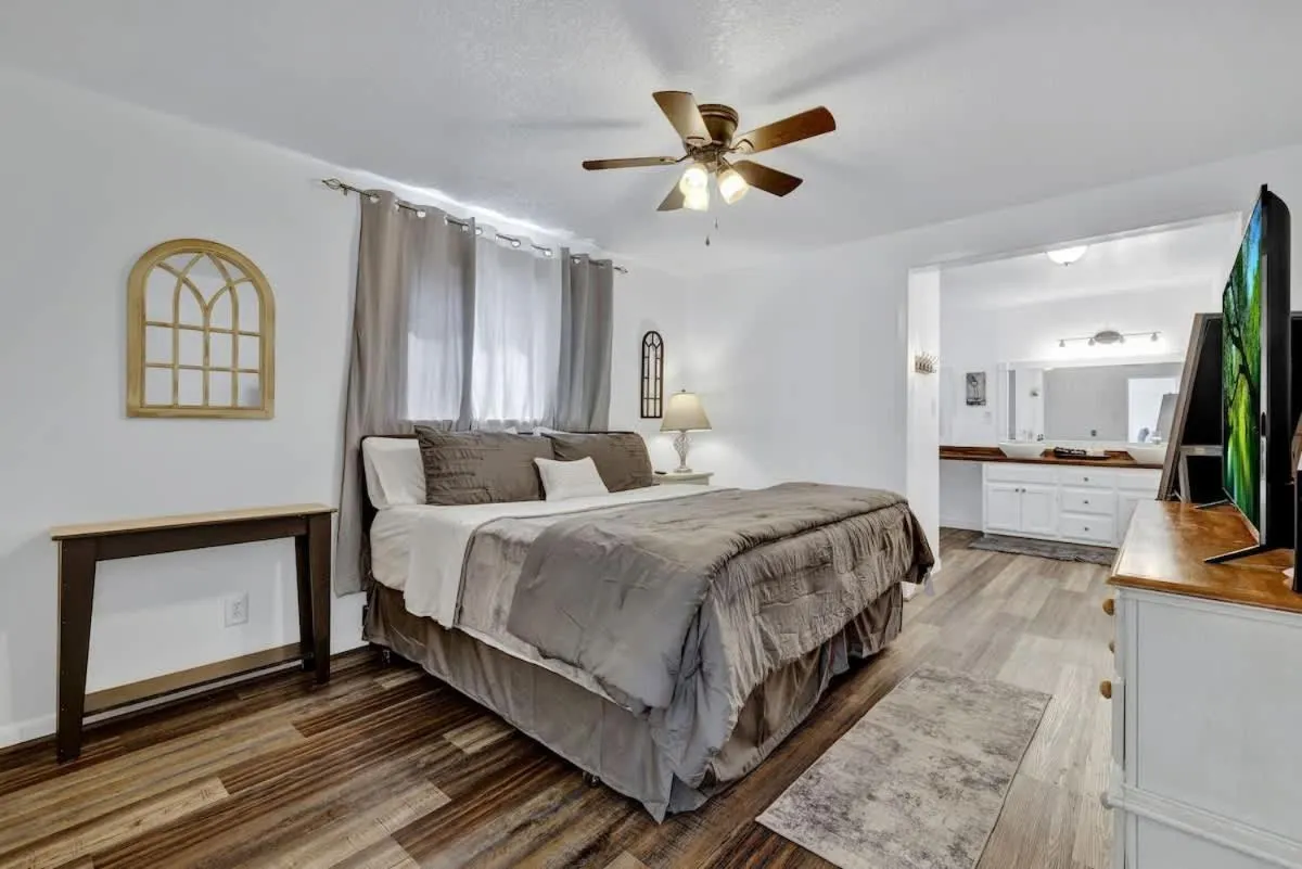 Bed in Bayer Guest Haus-Hot Tub and Fire Pit