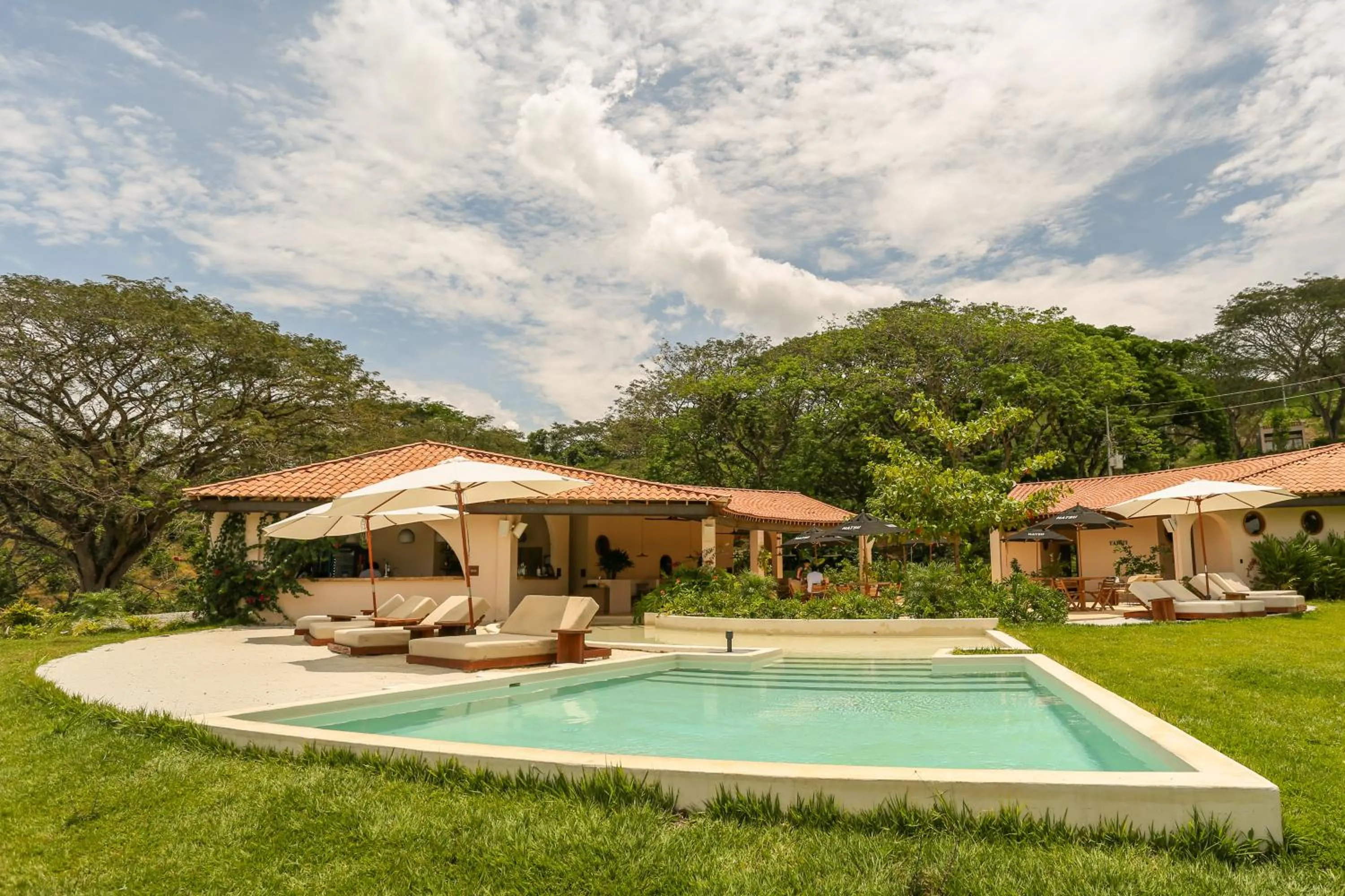 Swimming pool in Hotel Tahiti