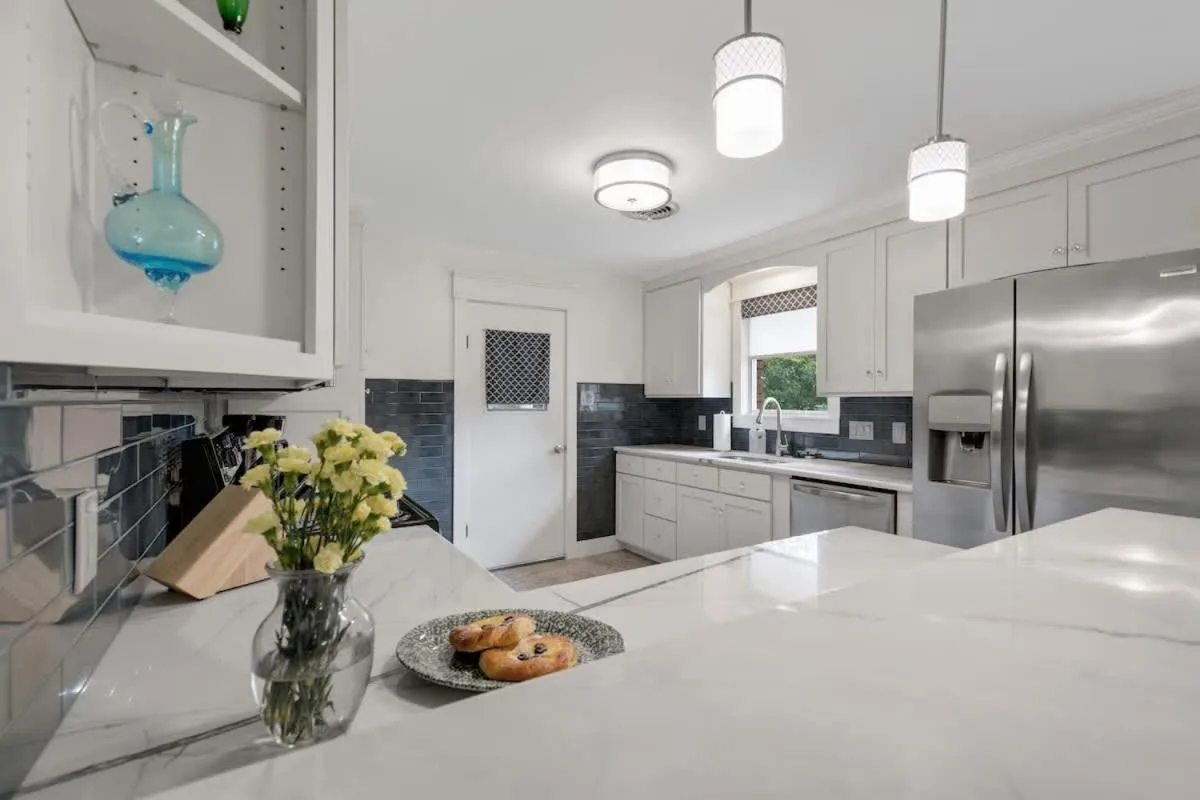 Kitchen or kitchenette in Gorgeous Home with Grill 5Min from MainSt!