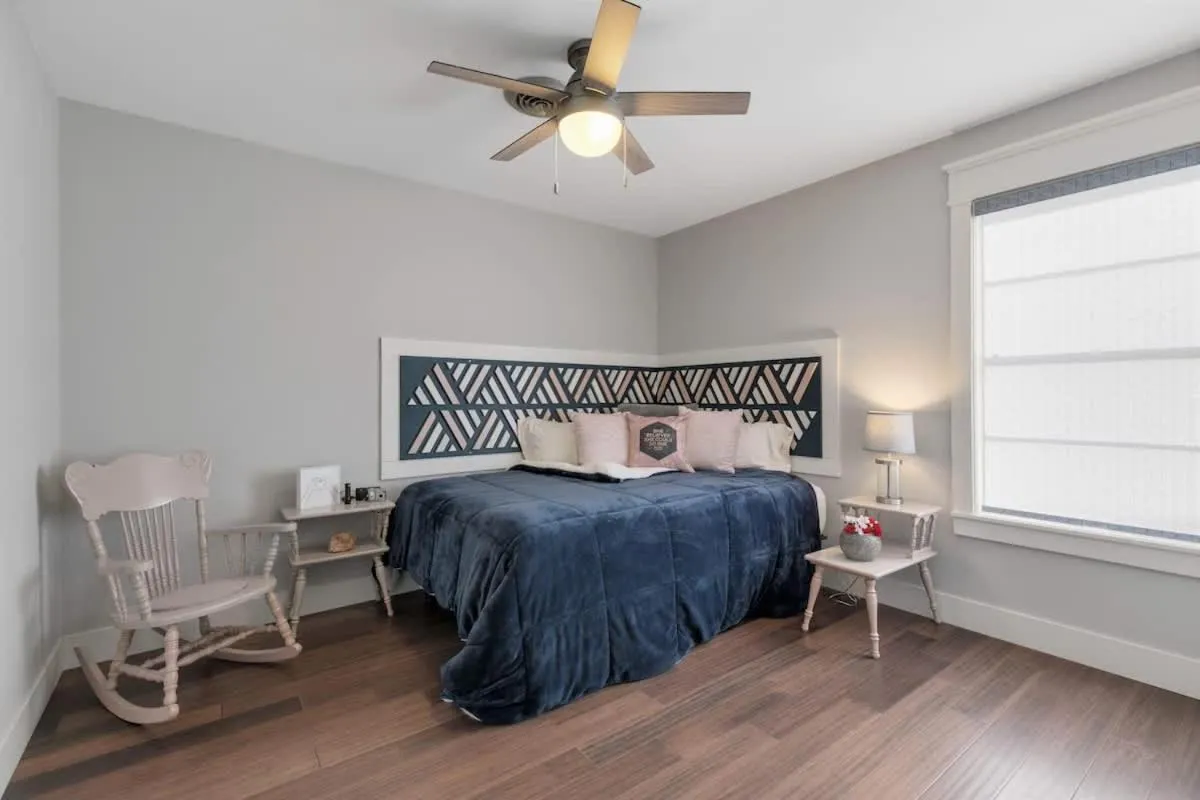 Bed in Gorgeous Home with Grill 5Min from MainSt!