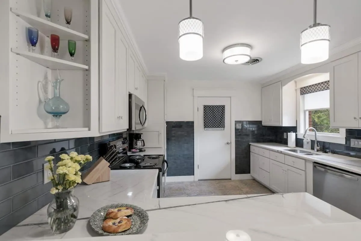 Coffee/tea facilities in Gorgeous Home with Grill 5Min from MainSt!