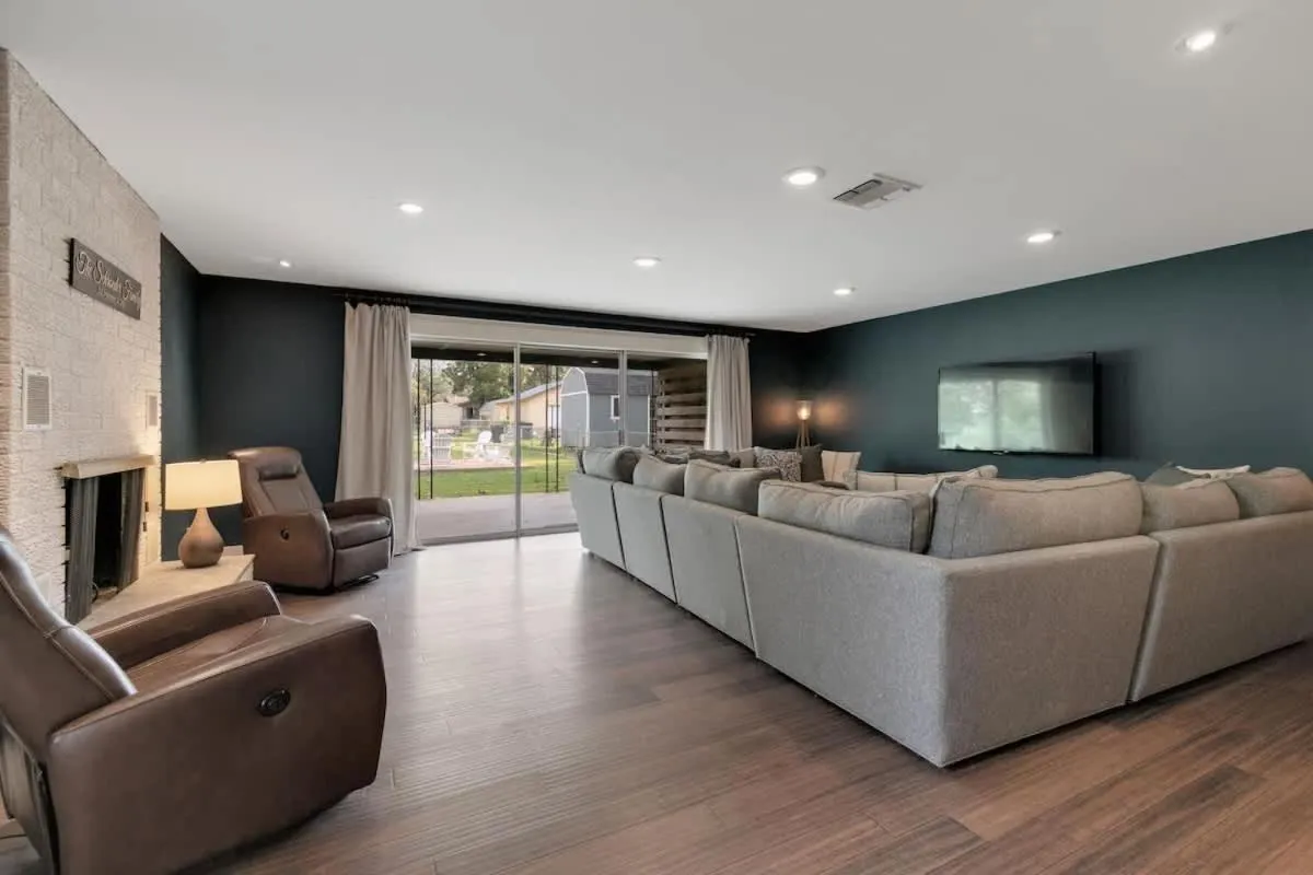 TV and multimedia in Gorgeous Home with Grill 5Min from MainSt!