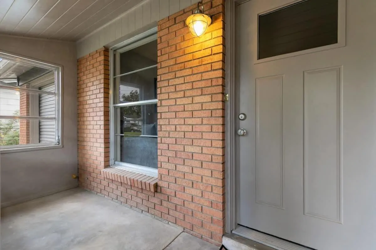Facade/entrance in Gorgeous Home with Grill 5Min from MainSt!