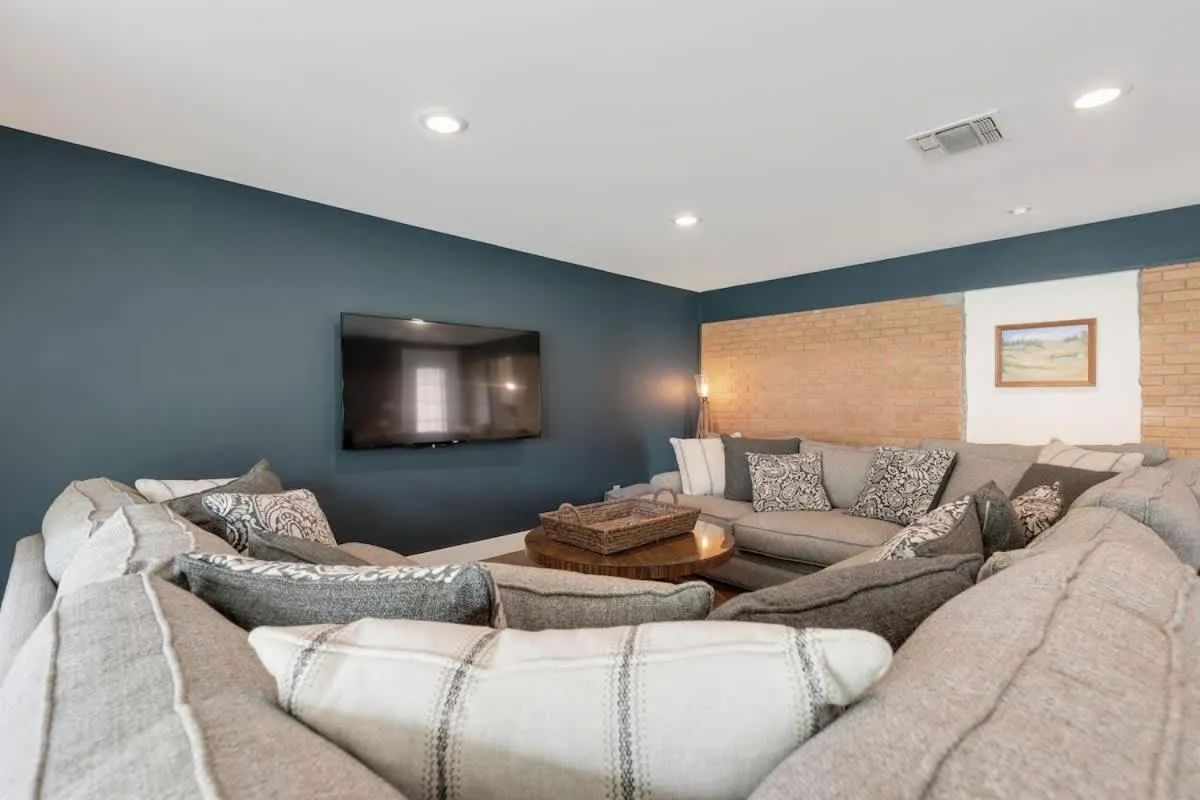 TV and multimedia in Gorgeous Home with Grill 5Min from MainSt!