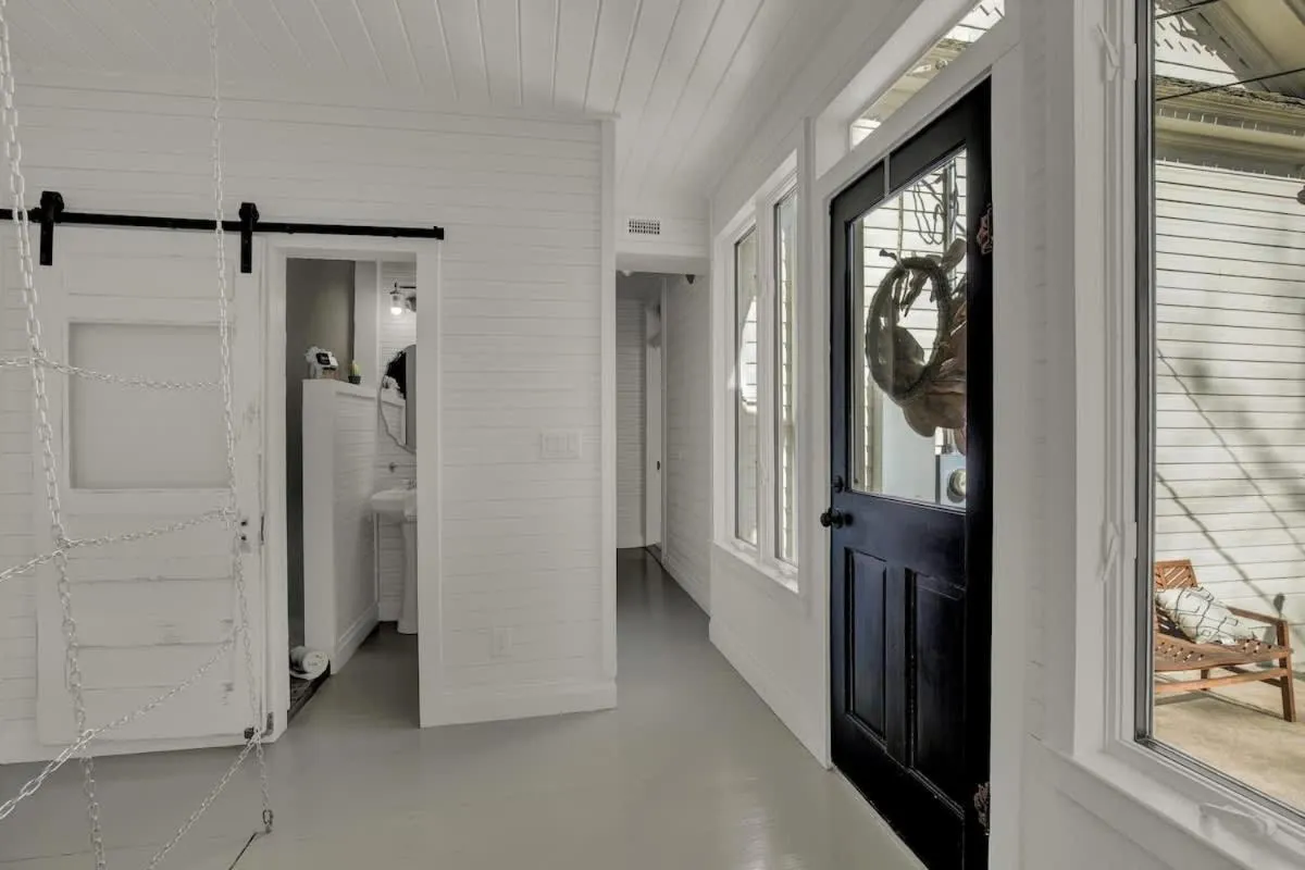 Living room in Gorgeous Home 1 Blk from Main with Hot Tub & Fire Pit!