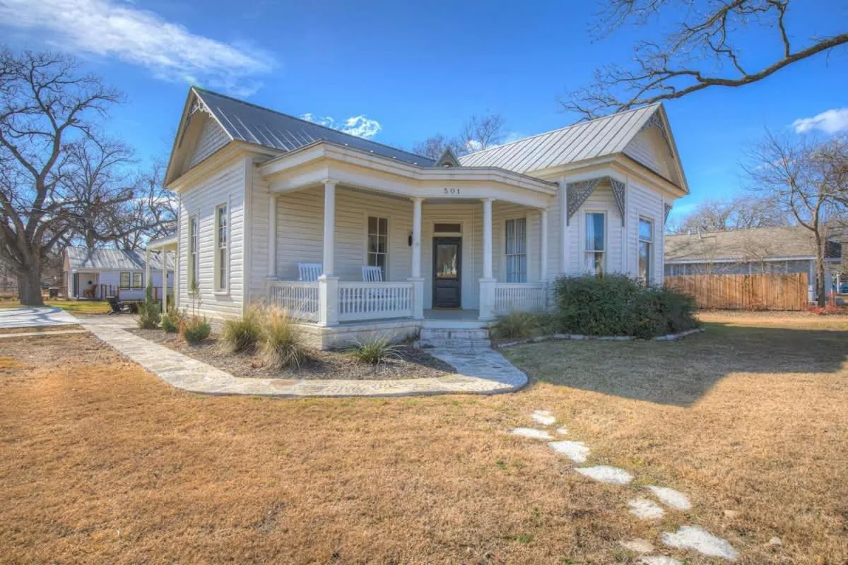 Gorgeous Home 1 Blk from Main with Hot Tub & Fire Pit!