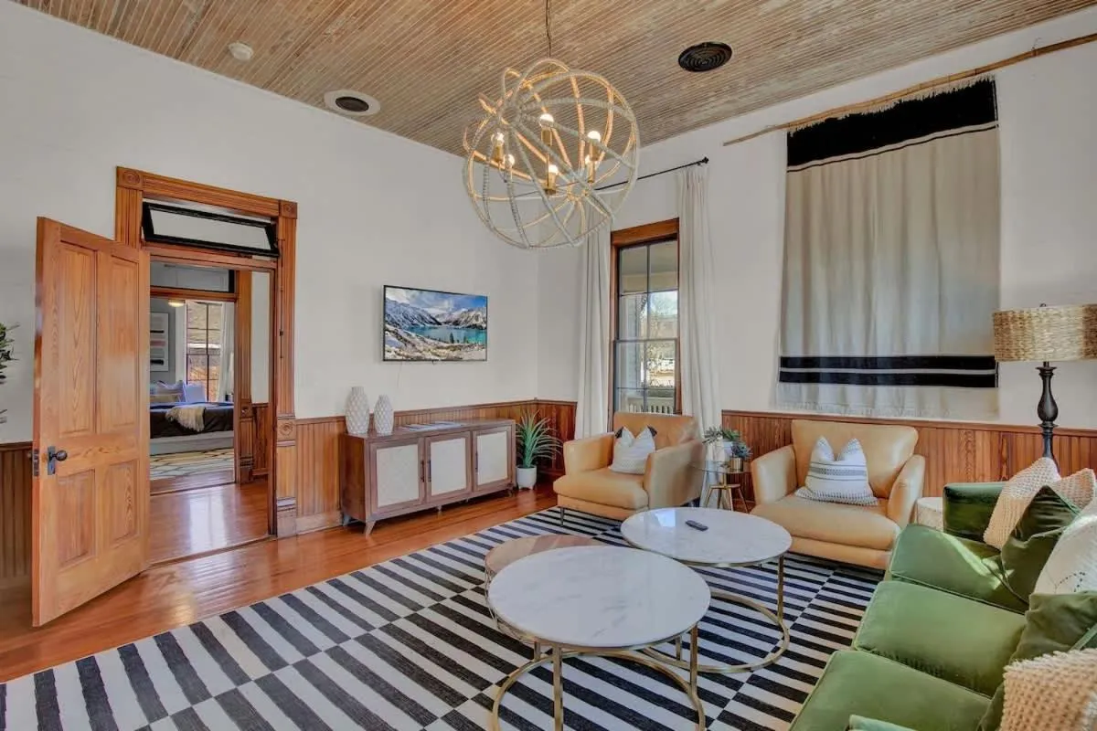 Living room in Gorgeous Home 1 Blk from Main with Hot Tub & Fire Pit!