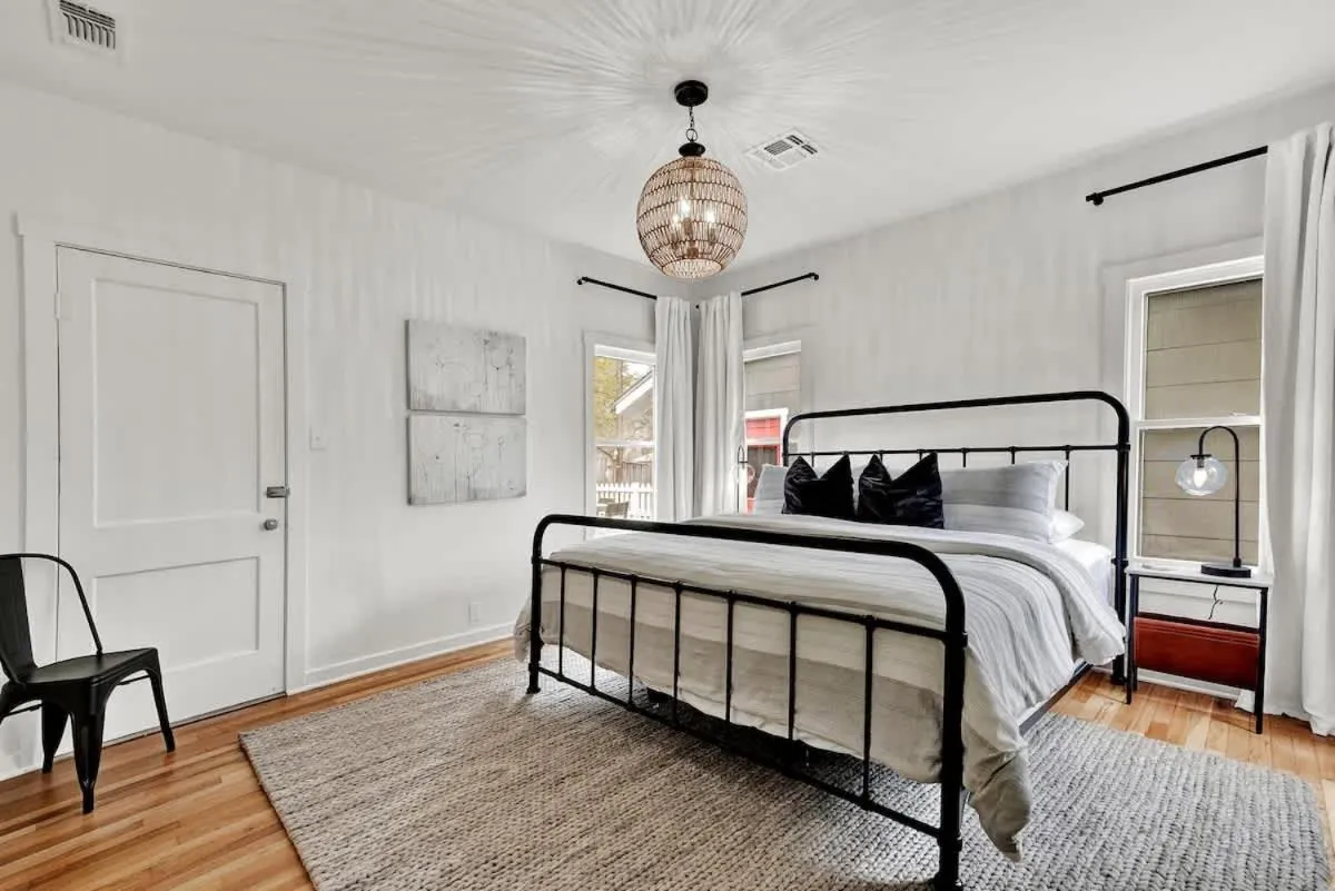 Bed in Harley House with Hot Tub & Grill - Historic District