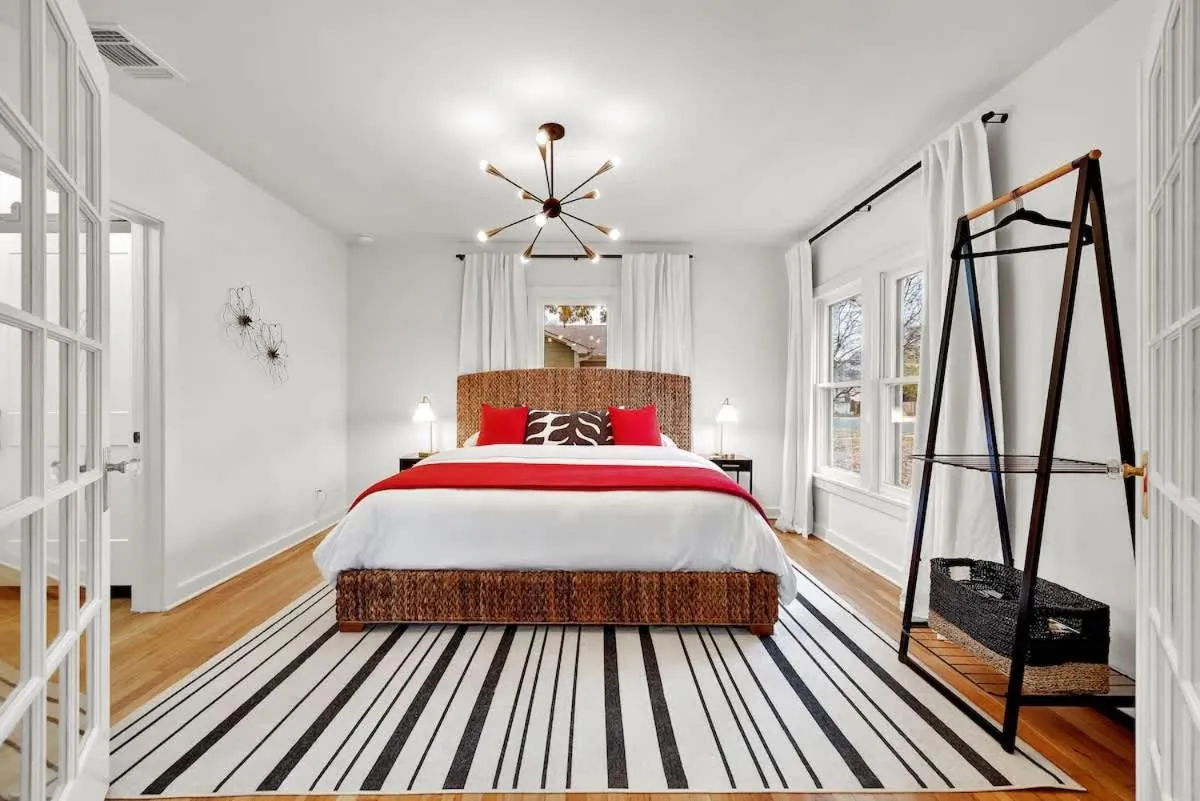 Bed in Harley House with Hot Tub & Grill - Historic District