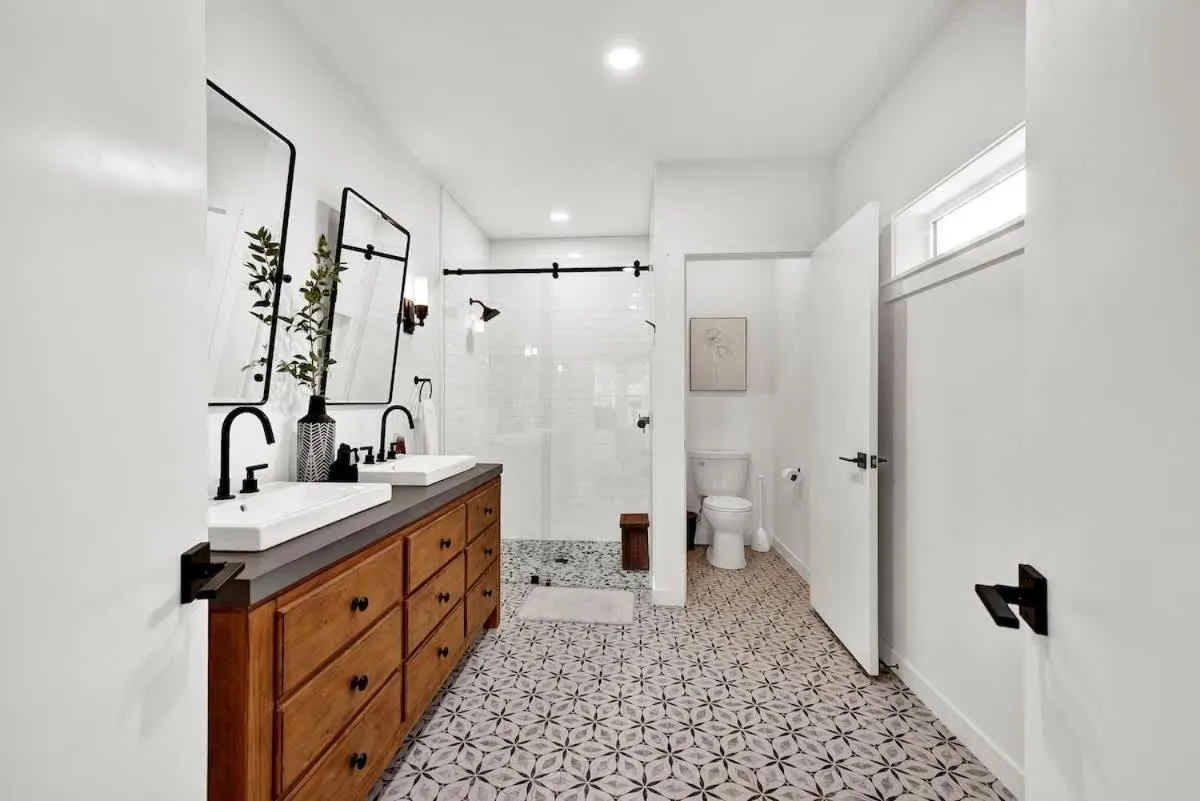 Shower in Harley House with Hot Tub & Grill - Historic District