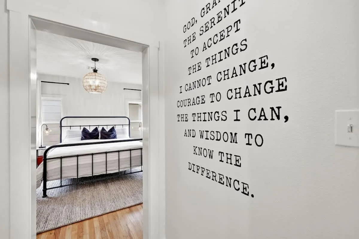 Bed in Harley House with Hot Tub & Grill - Historic District