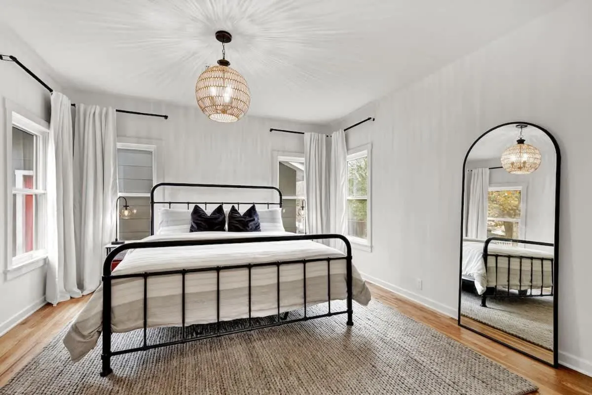 Bed in Harley House with Hot Tub & Grill - Historic District