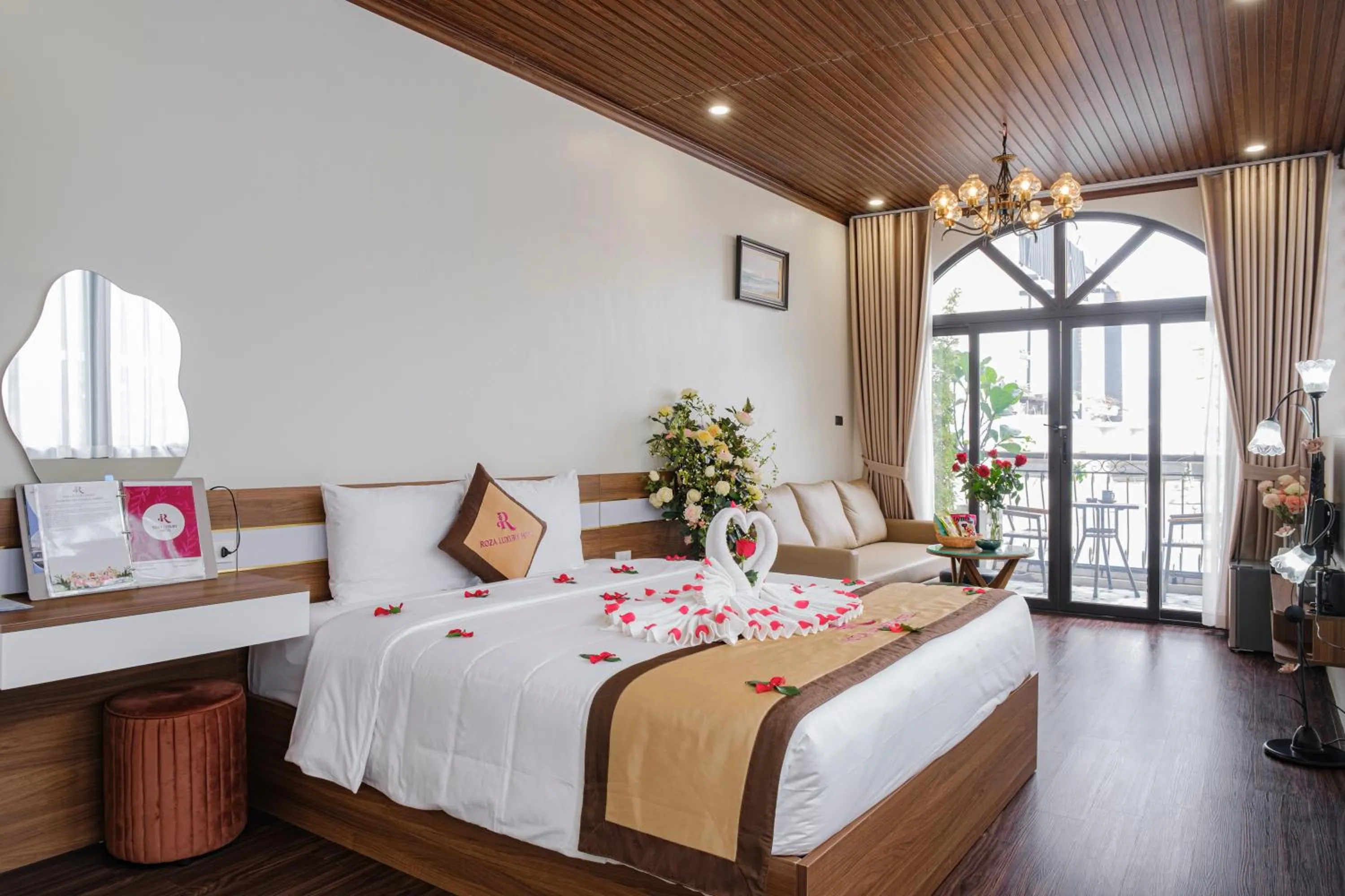 Bed in Roza Palace Cat Ba