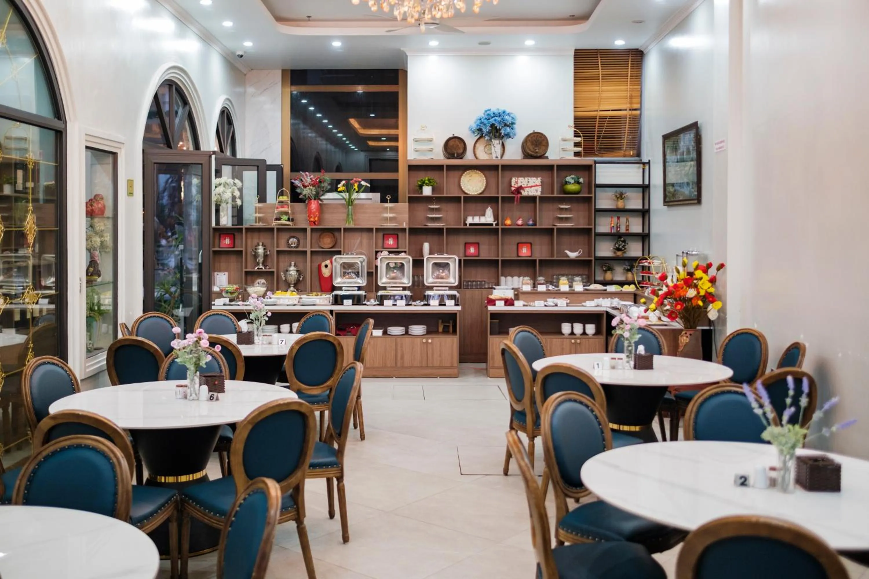 Restaurant/places to eat in Roza Palace Cat Ba