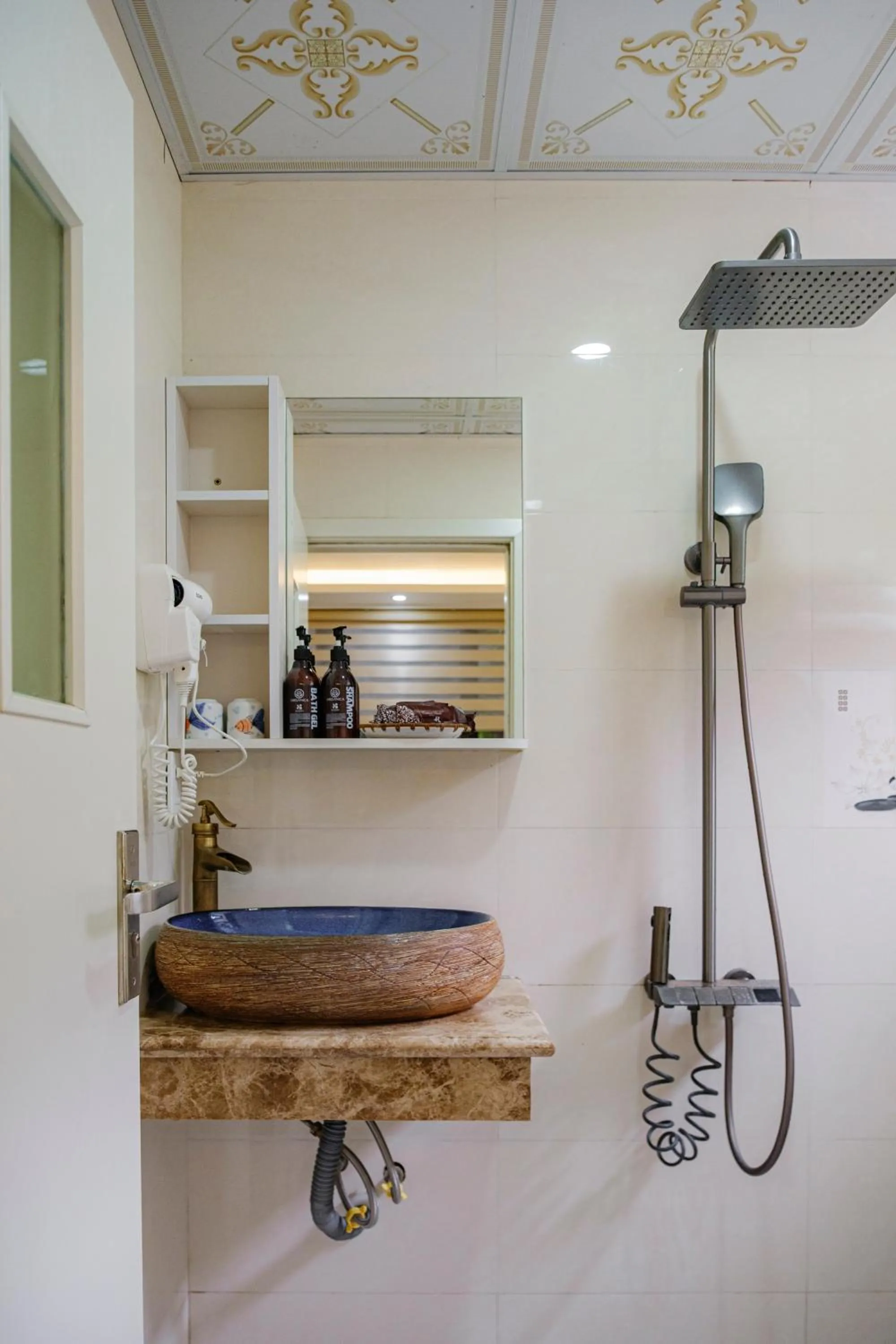 Bathroom in Roza Palace Cat Ba