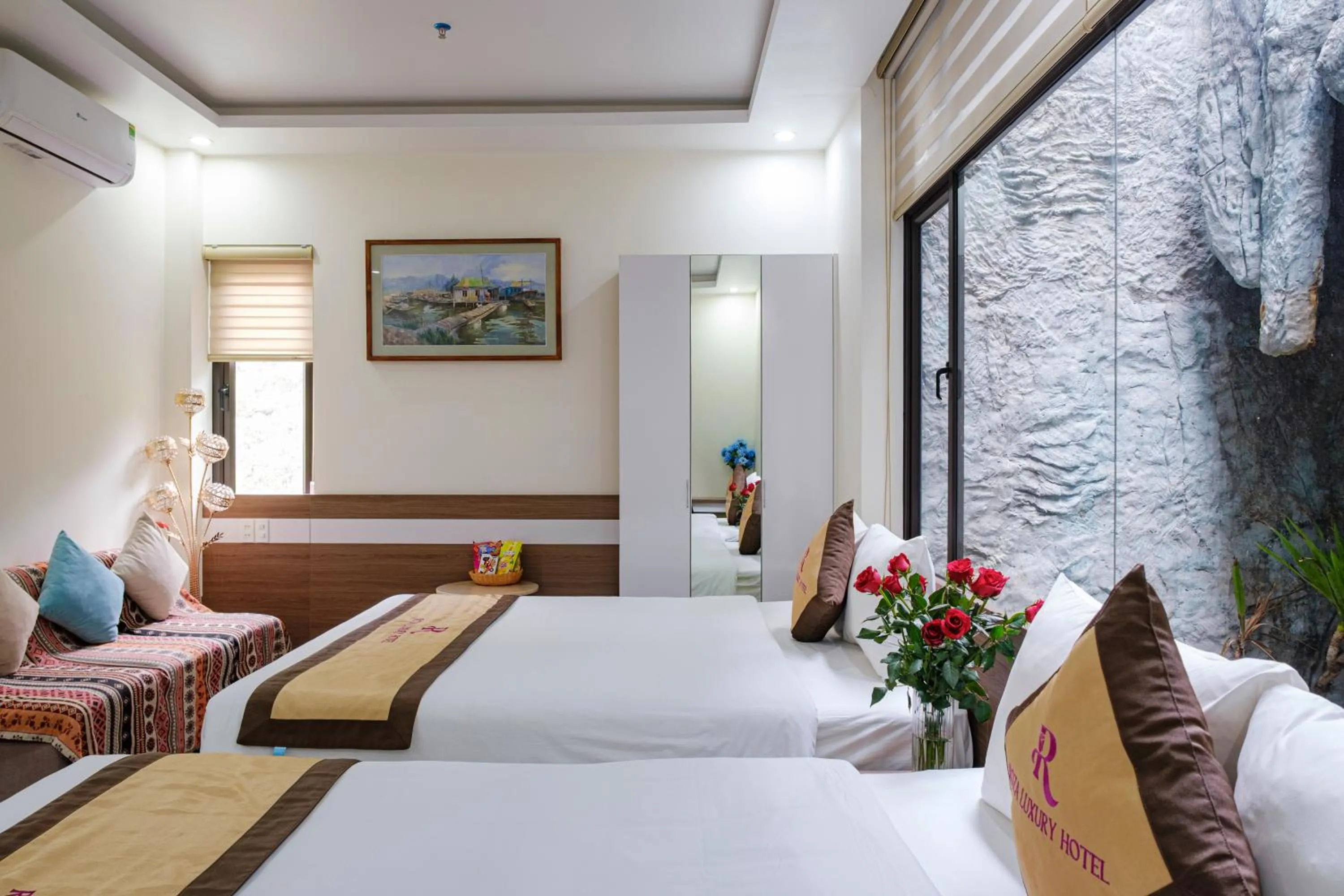 Photo of the whole room, Bed in Roza Palace Cat Ba