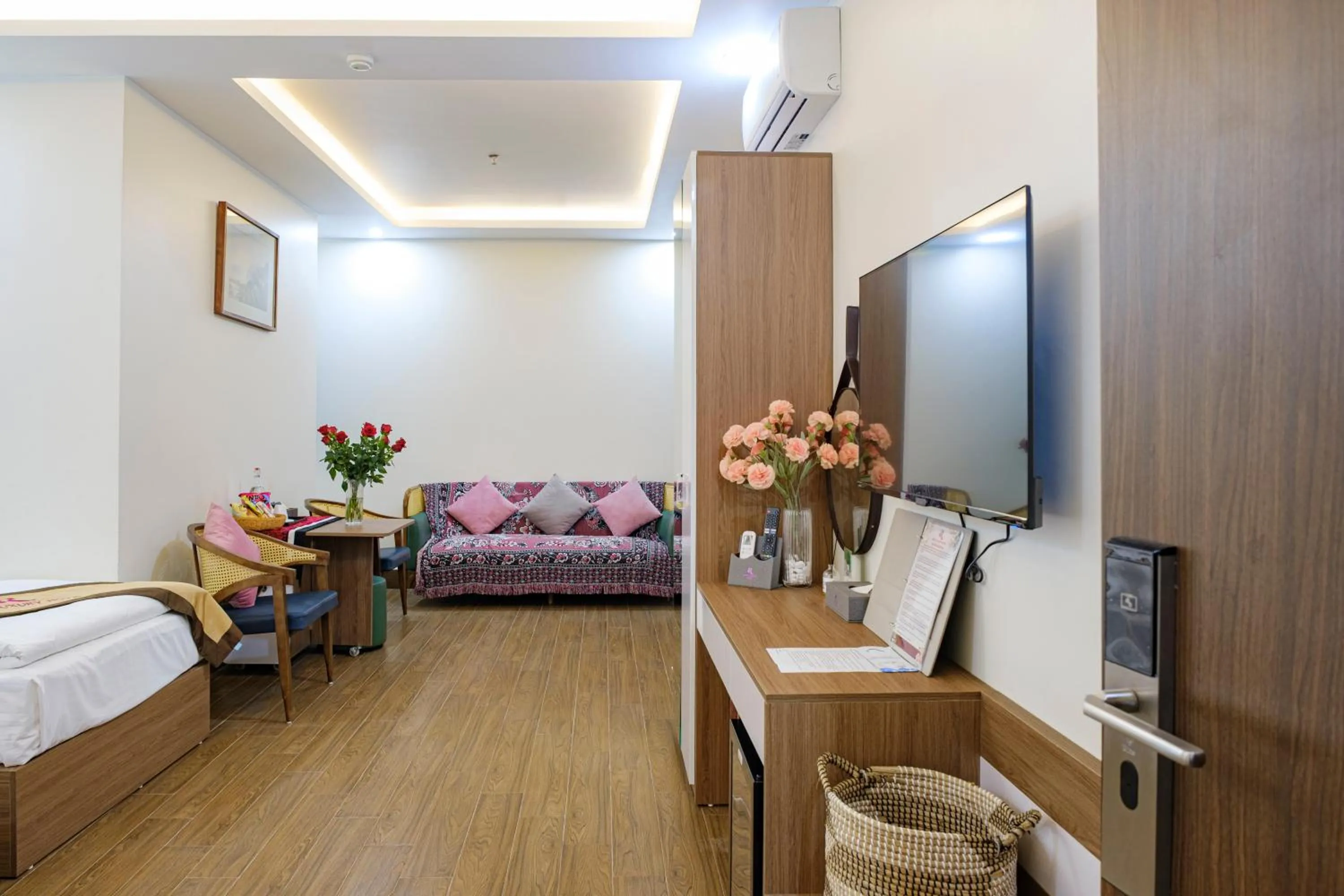 TV and multimedia, Bed in Roza Palace Cat Ba