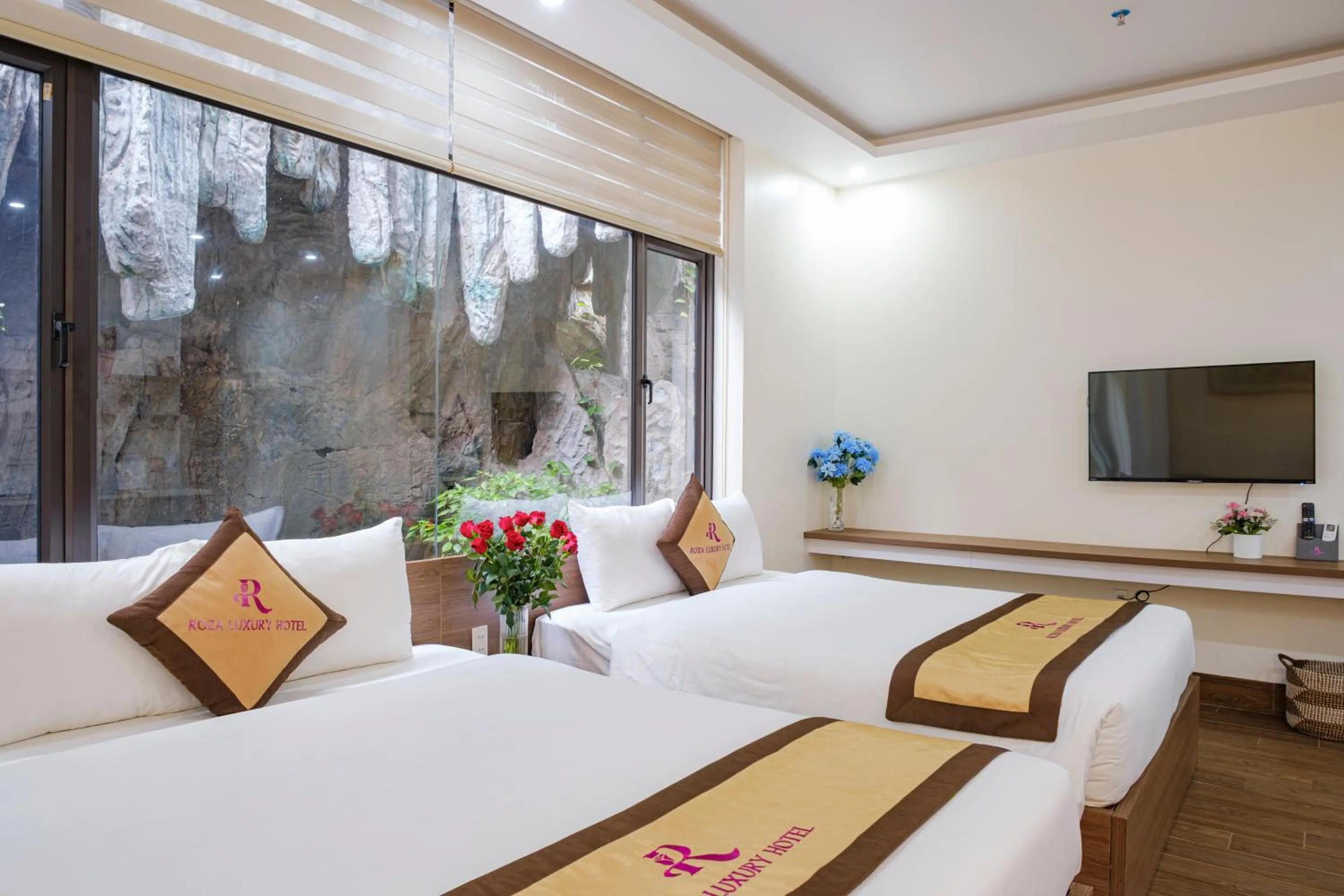 Bed in Roza Palace Cat Ba