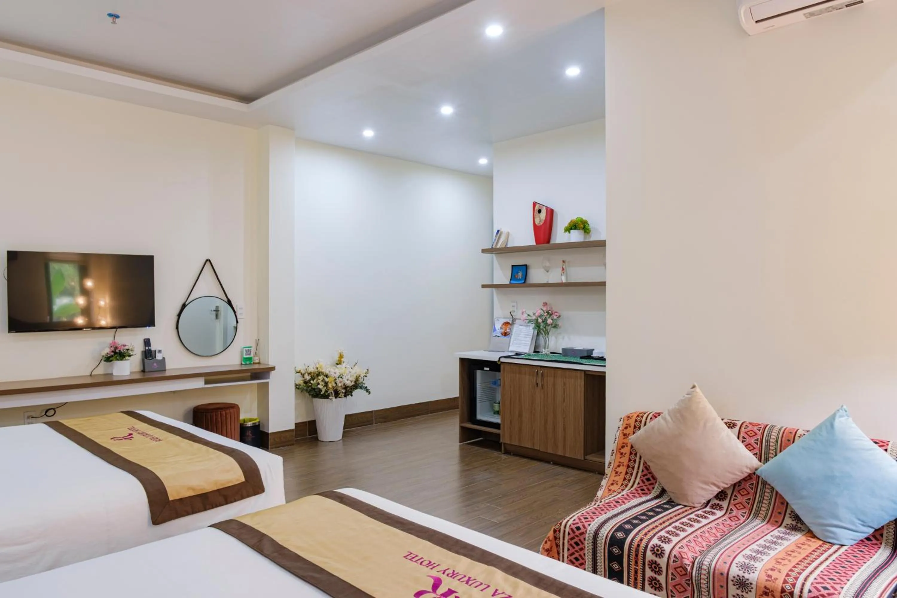 TV and multimedia, Bed in Roza Palace Cat Ba