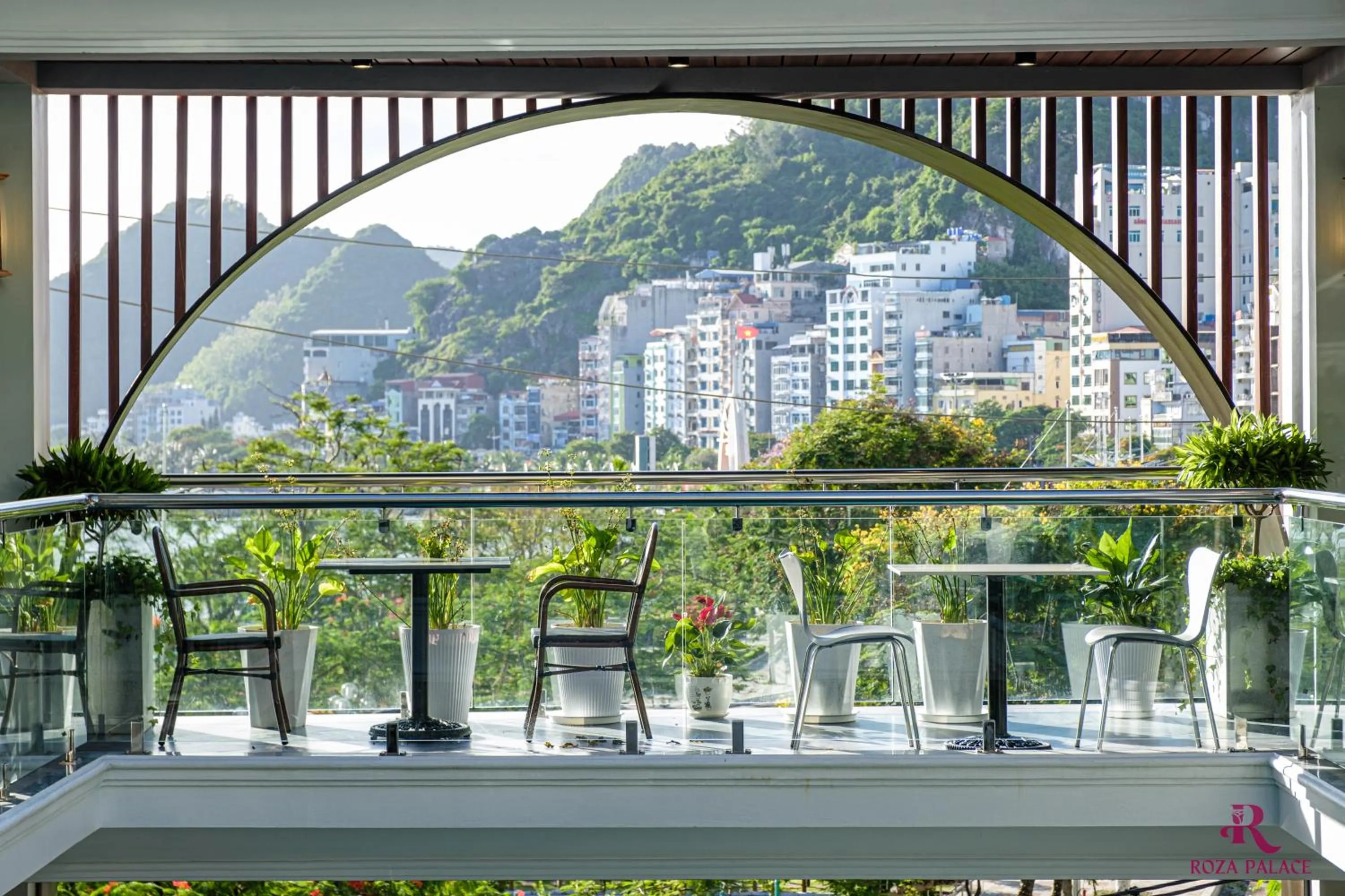 Restaurant/places to eat in Roza Palace Cat Ba