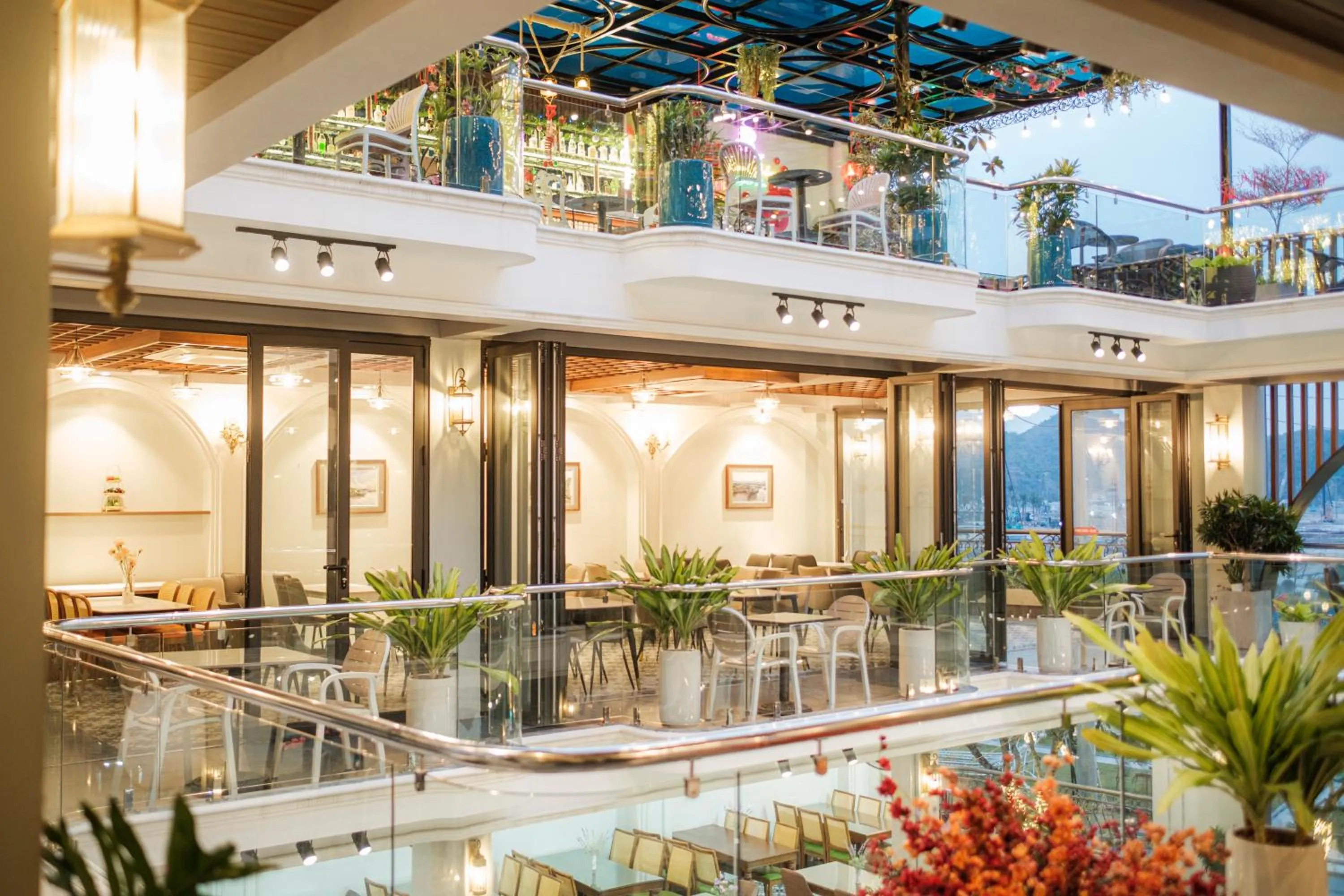 Restaurant/places to eat in Roza Palace Cat Ba