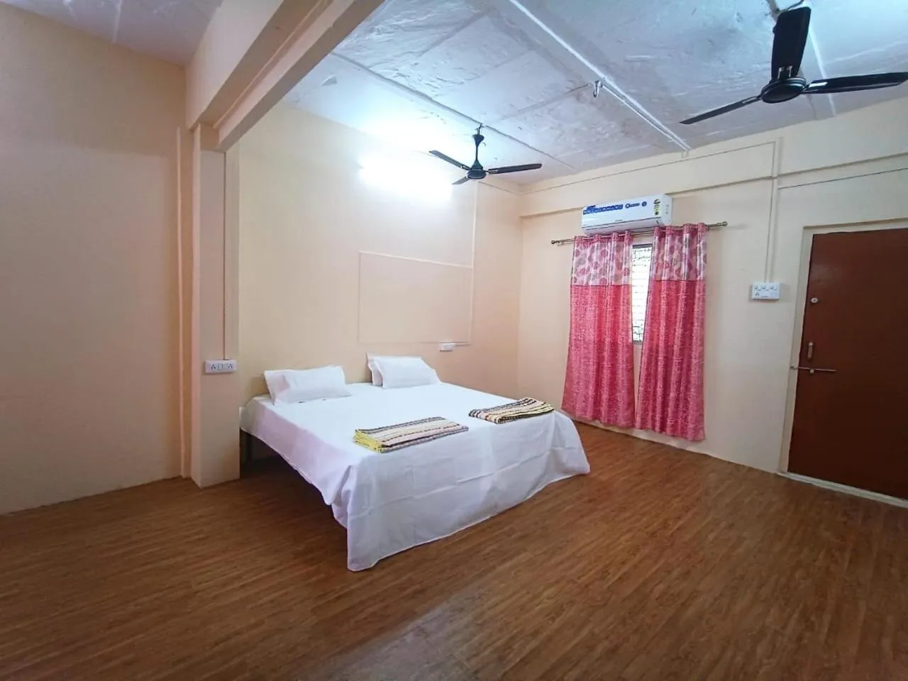 Bedroom, Bed in Nain Guest House