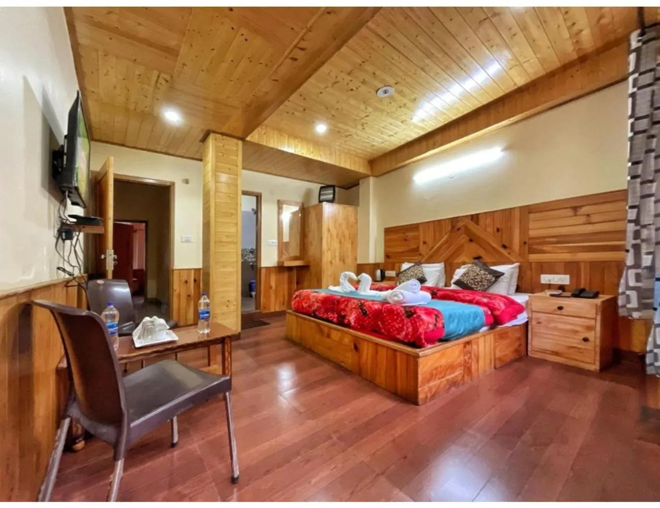 Communal lounge/ TV room, Bed in Hotel Him Paradise, Manali