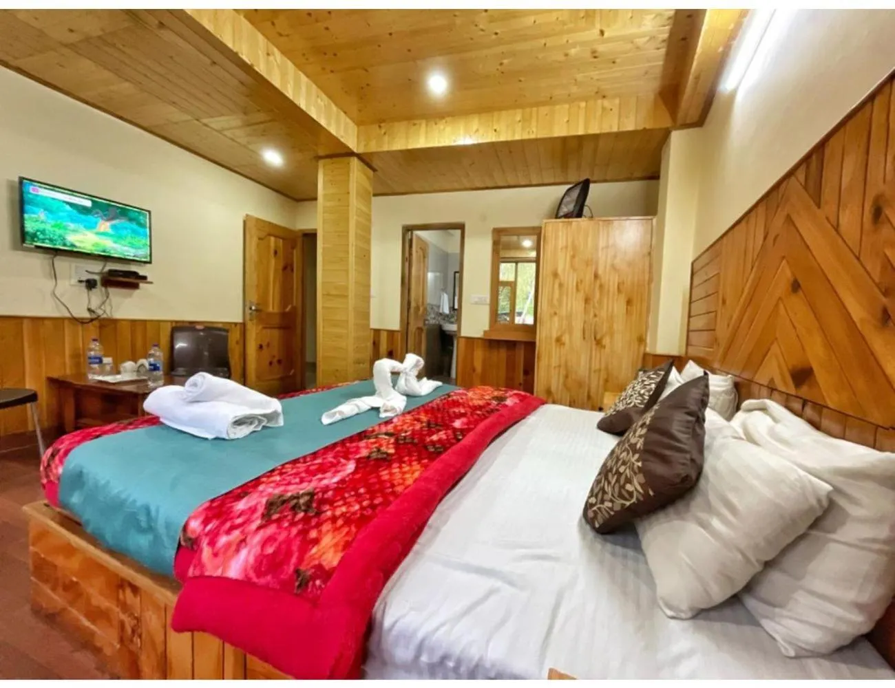 Communal lounge/ TV room, Bed in Hotel Him Paradise, Manali