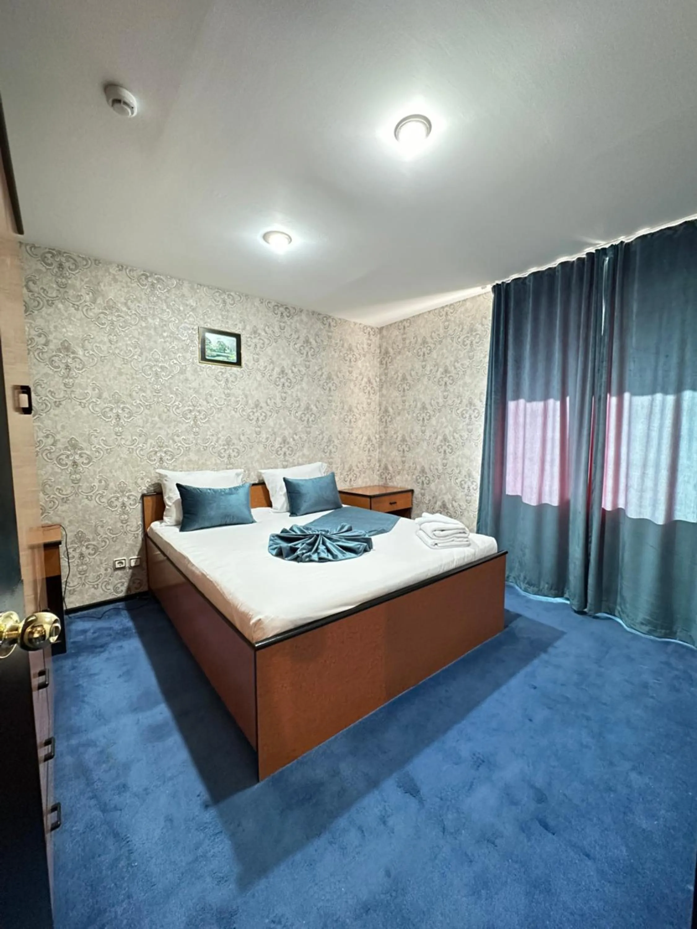 Photo of the whole room, Bed in RoseMary Inn